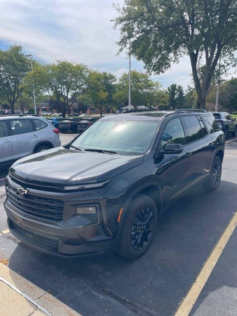 2024 Chevrolet Traverse AWD LT — photo 1 of 5