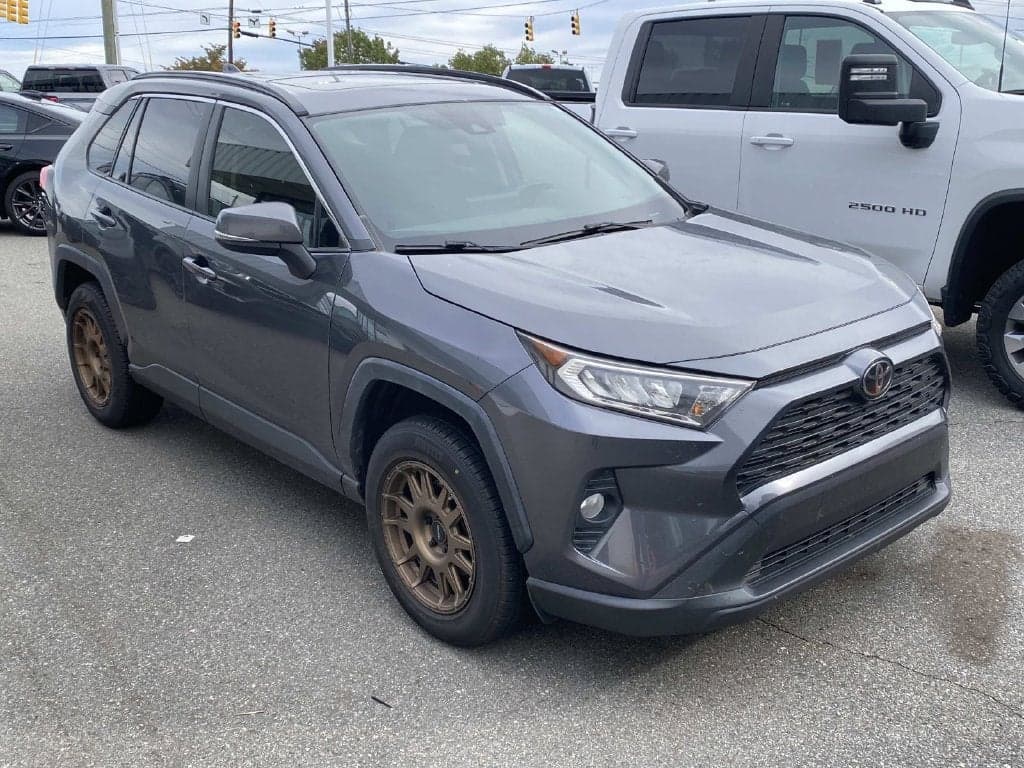 2019 Toyota RAV4 XLE — photo 1 of 12