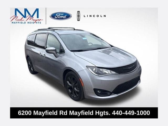 2018 Chrysler Pacifica Touring L — photo 1 of 12