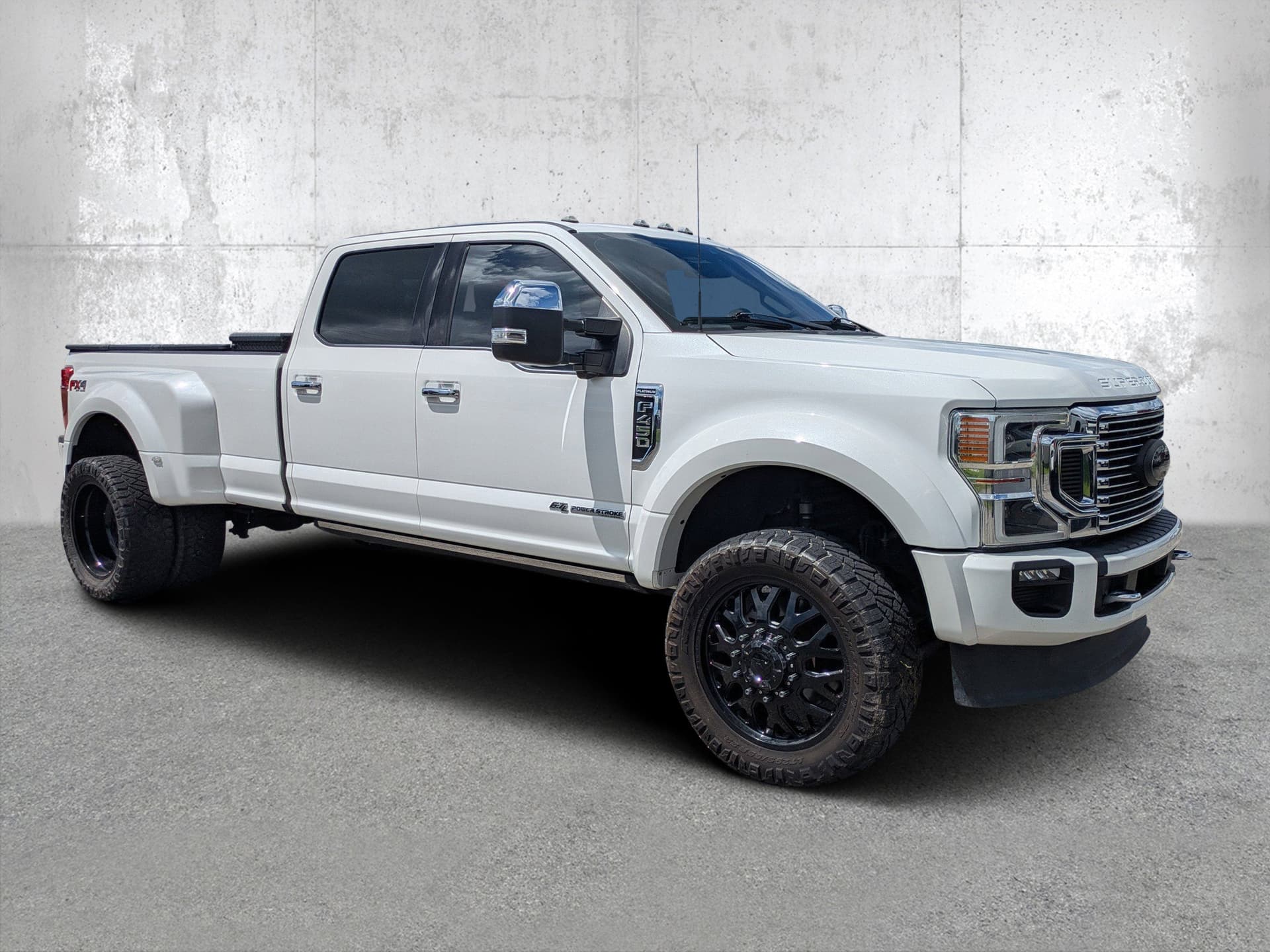 2022 Ford Super Duty F-450 DRW Platinum — photo 1 of 34