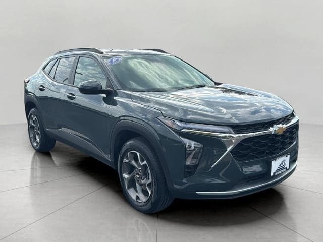 2025 Chevrolet Trax LT — photo 1 of 35