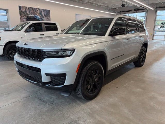 2025 Jeep Grand Cherokee L Altitude X — photo 1 of 5