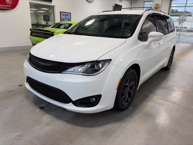 2018 Chrysler Pacifica Touring L Plus — photo 1 of 5