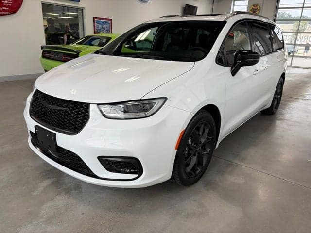 2025 Chrysler Pacifica Limited — photo 1 of 5