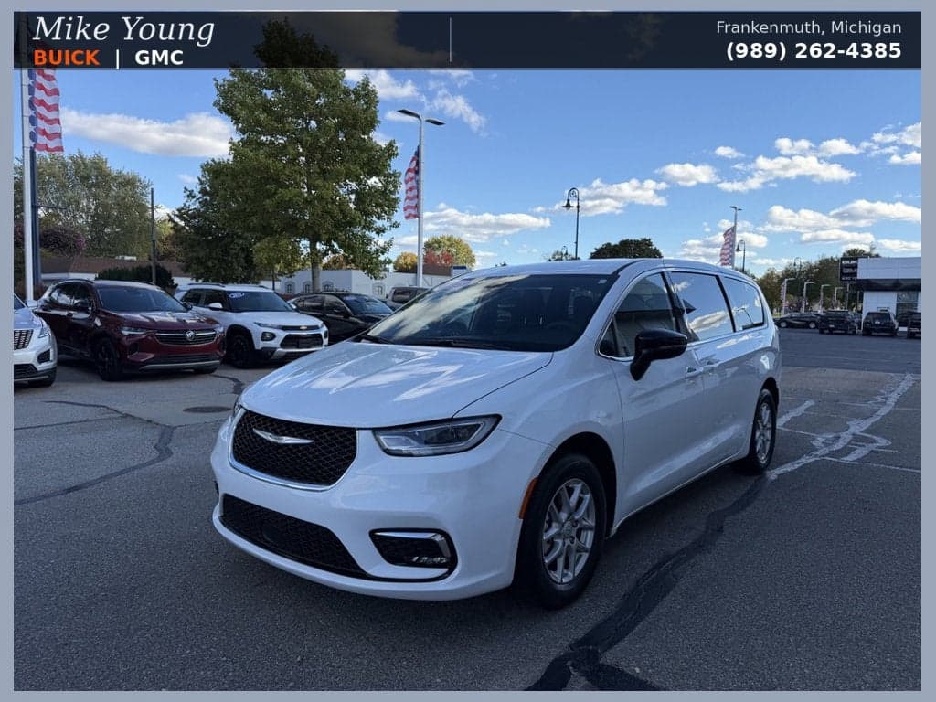 2025 Chrysler Pacifica Select — photo 1 of 38