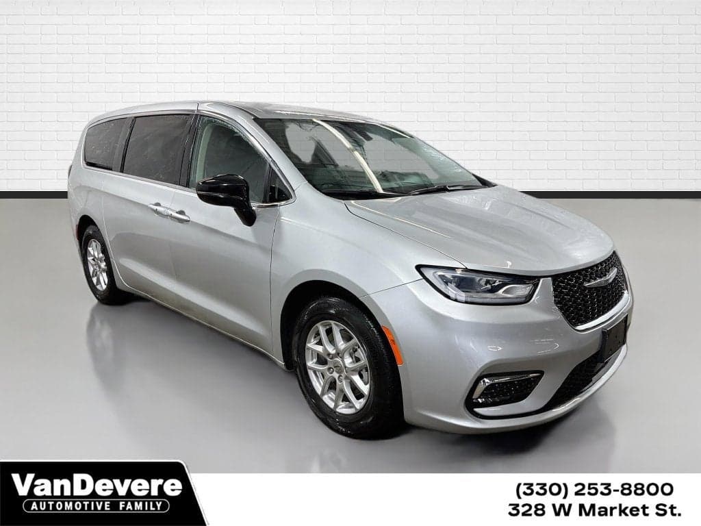 2024 Chrysler Pacifica Touring L — photo 1 of 5