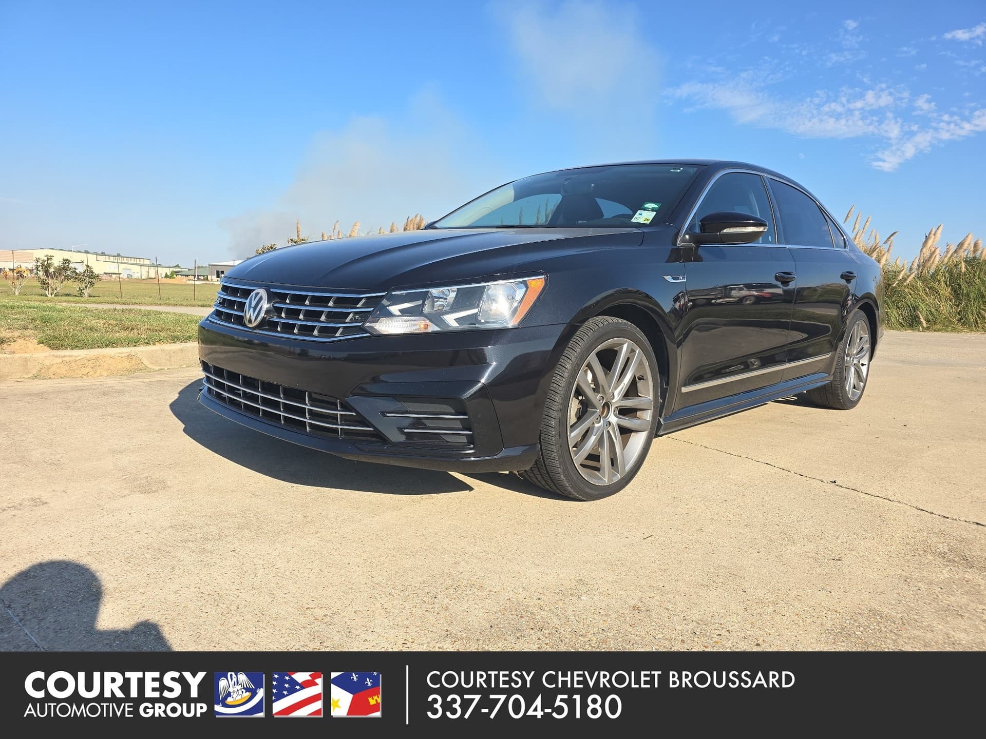 2017 Volkswagen Passat R-Line w/Comfort Pkg — photo 1 of 5