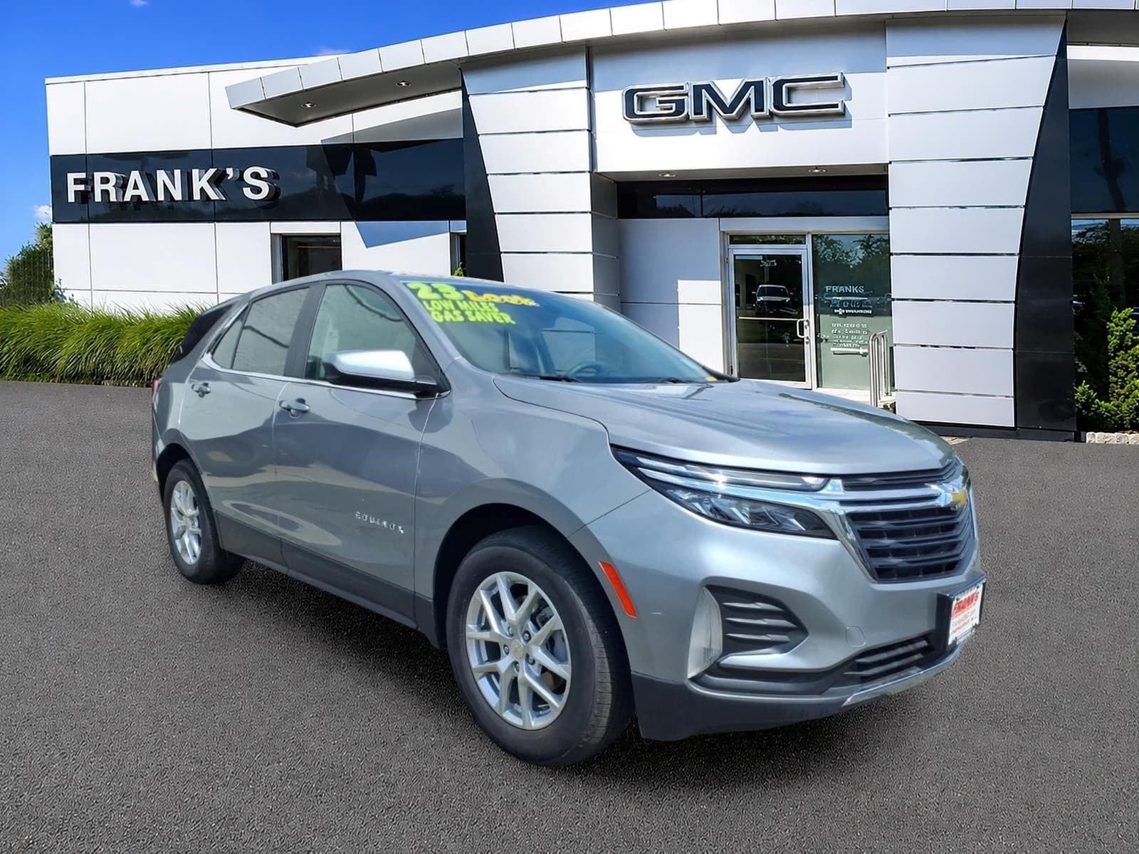 2023 Chevrolet Equinox LT — photo 1 of 39