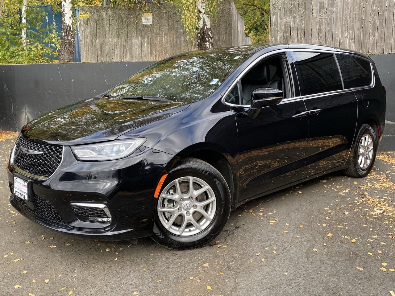 2025 Chrysler Pacifica Select — photo 1 of 5