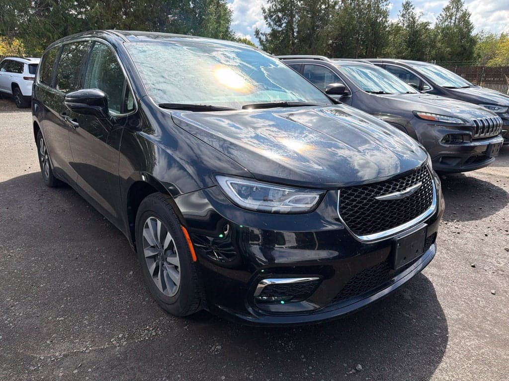 2024 Chrysler Pacifica Hybrid Select — photo 1 of 5