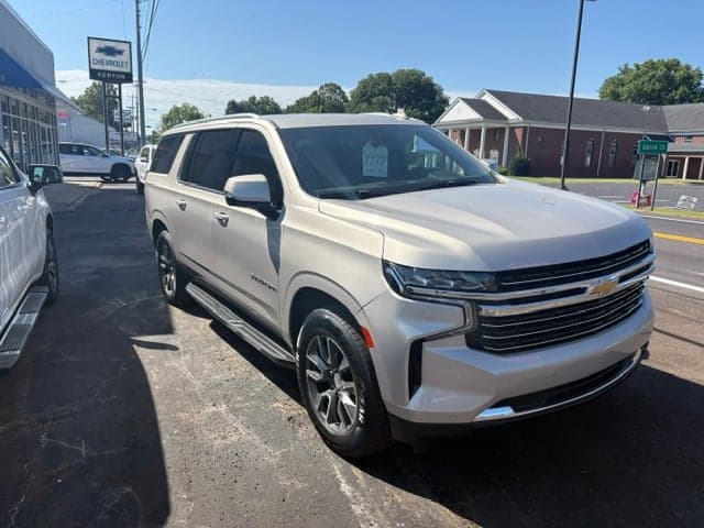 2022 Chevrolet Suburban LT — photo 1 of 34