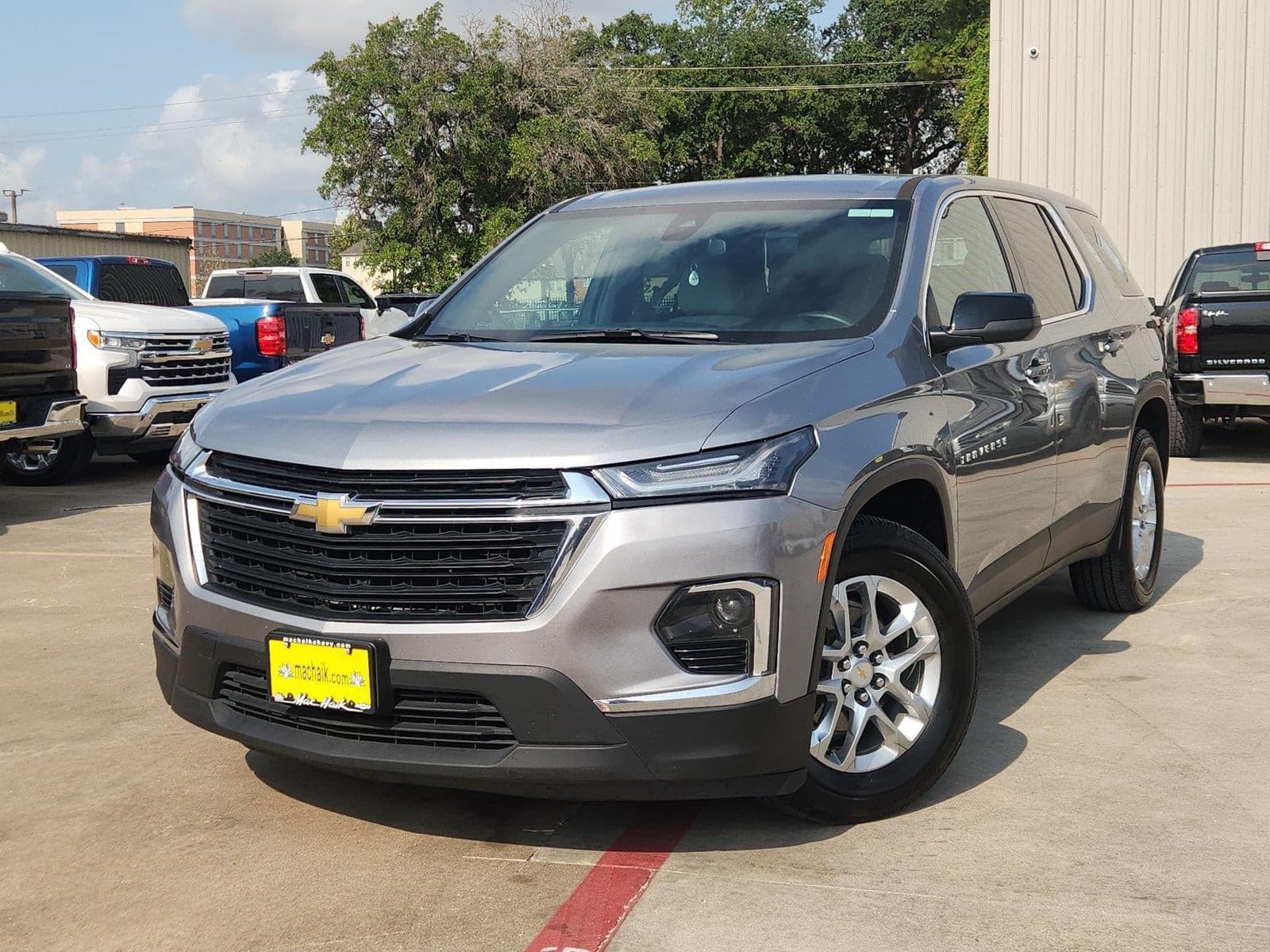 2023 Chevrolet Traverse LS — photo 1 of 17