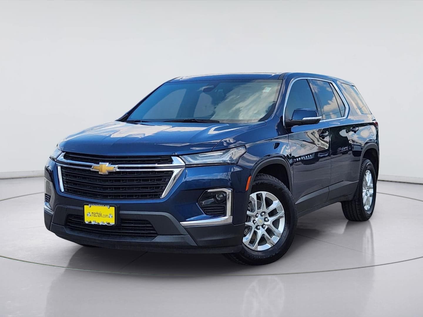 2023 Chevrolet Traverse LS — photo 1 of 44