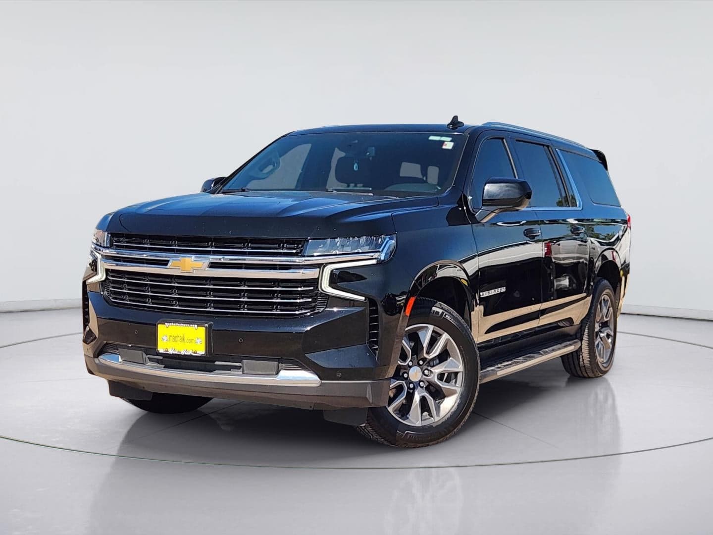 2024 Chevrolet Suburban LT — photo 1 of 16