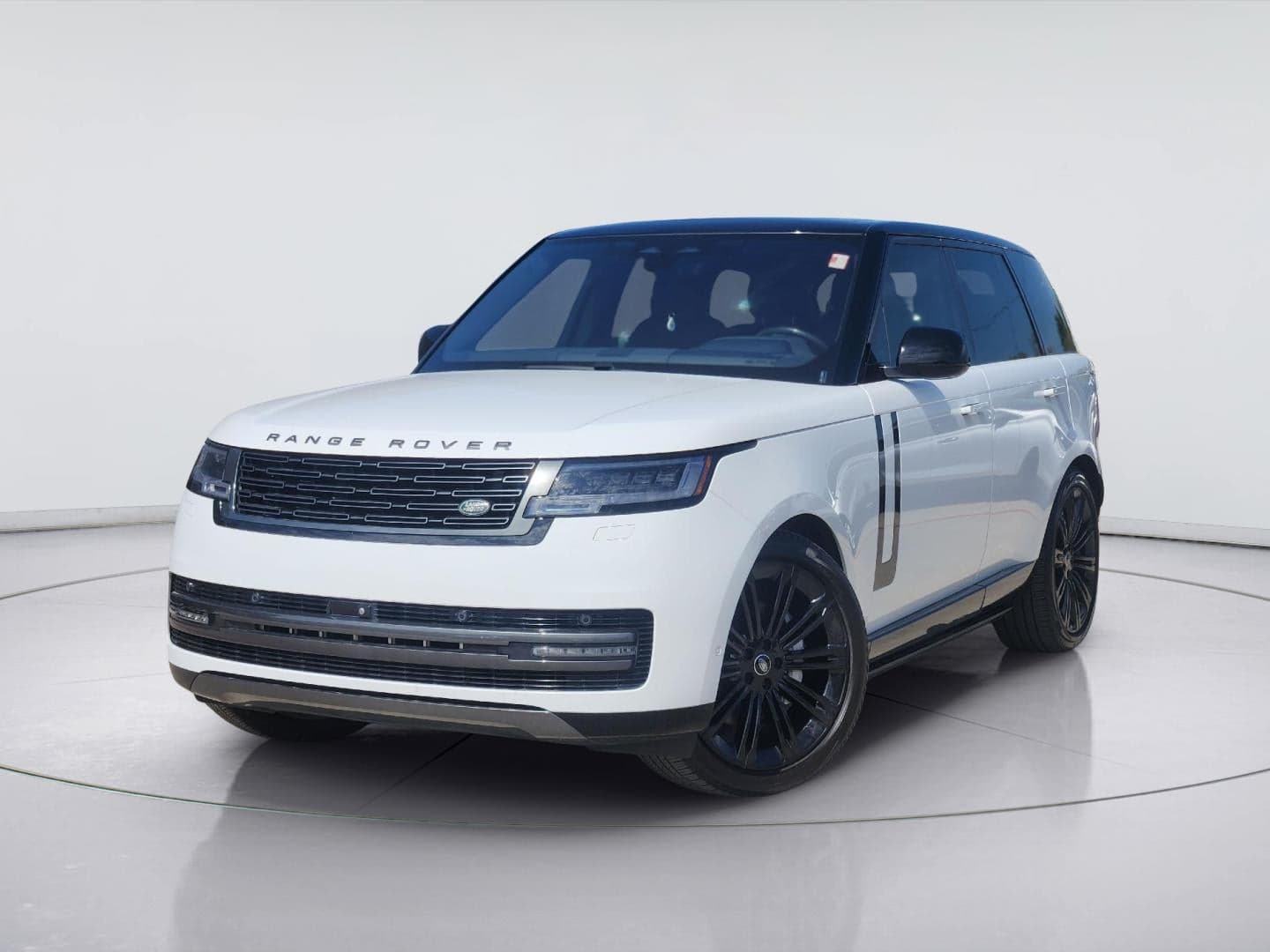 2023 Land Rover Range Rover SE — photo 1 of 5