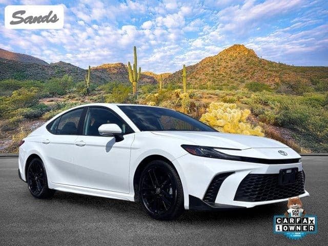 2025 Toyota Camry LE — photo 1 of 34