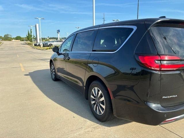 2023 Chrysler Pacifica Hybrid Touring L FWD — photo 1 of 30
