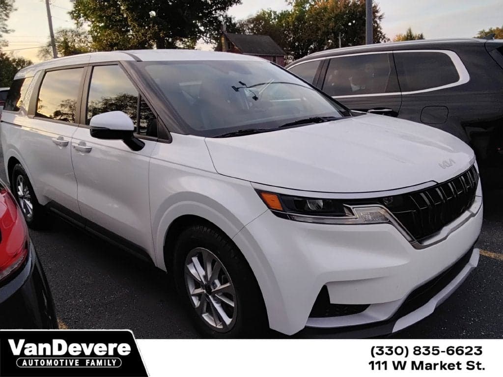 2024 Kia Carnival LX — photo 1 of 5