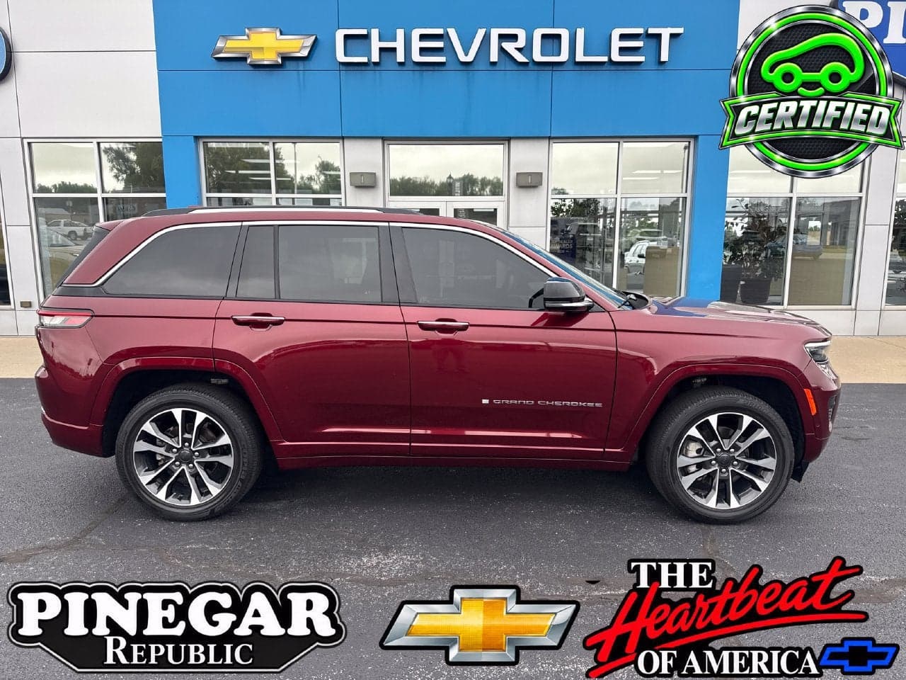 2022 Jeep Grand Cherokee Overland — photo 1 of 23