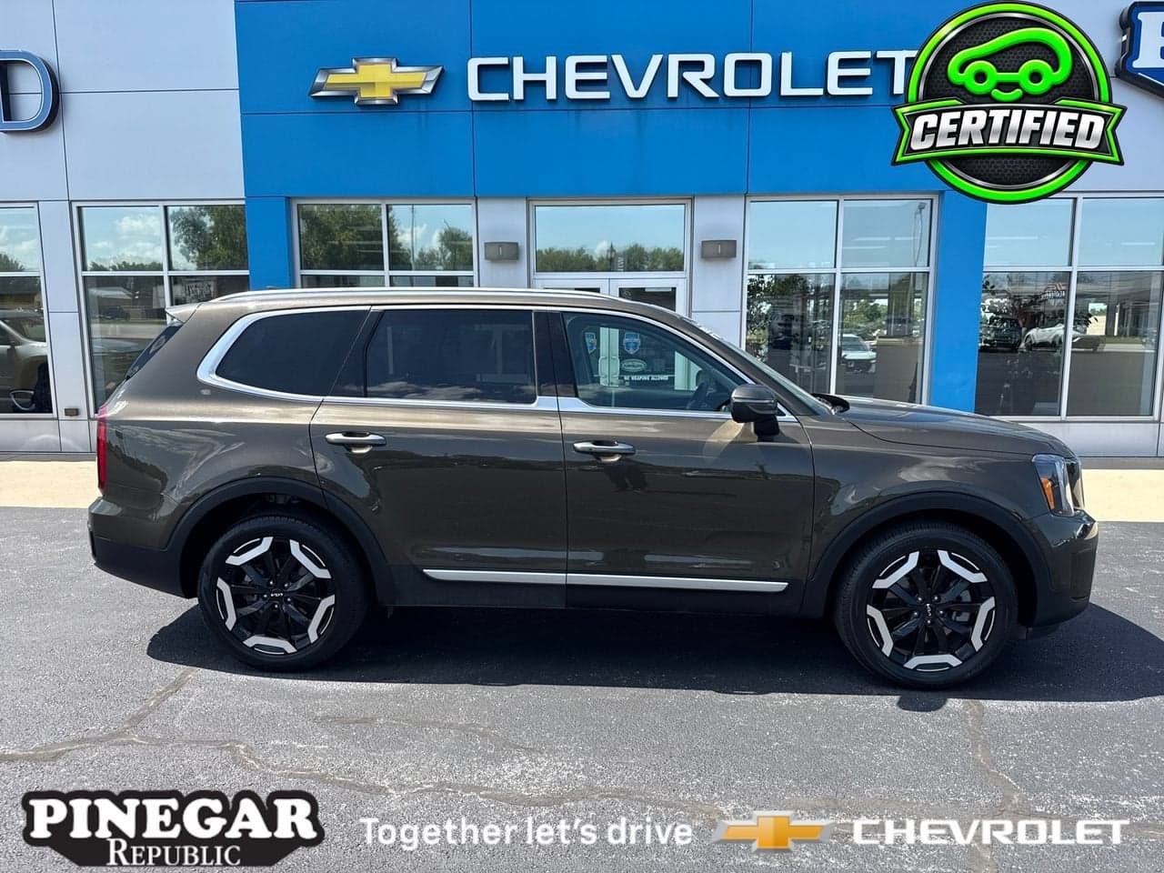 2025 Kia Telluride S — photo 1 of 49
