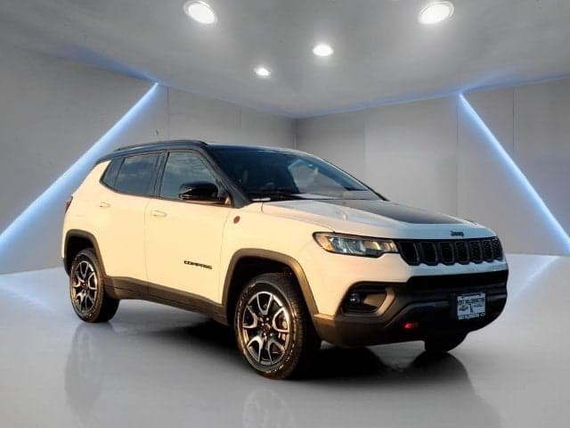 2025 Jeep Compass Trailhawk — photo 1 of 5