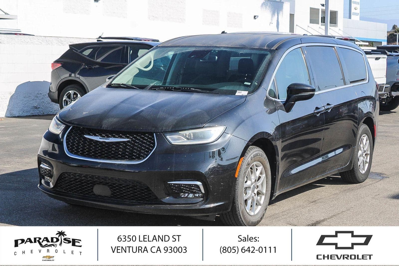 2023 Chrysler Pacifica Touring L — photo 1 of 13