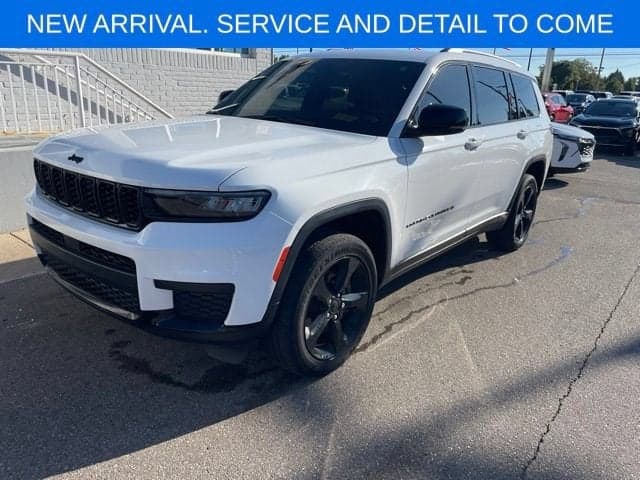 2023 Jeep Grand Cherokee L Altitude — photo 1 of 4