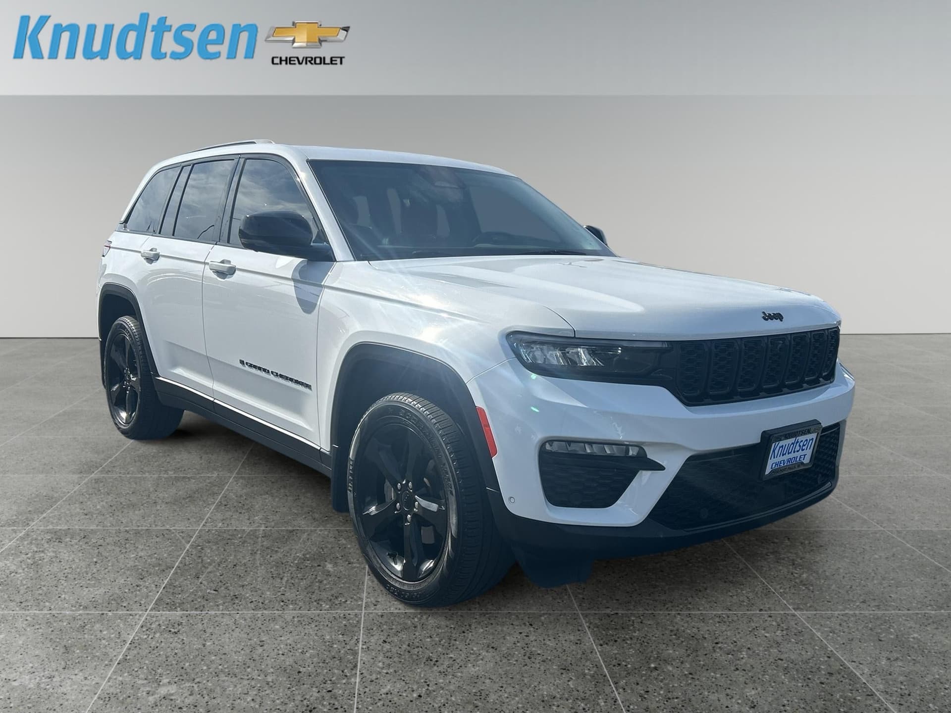 2023 Jeep Grand Cherokee Limited — photo 1 of 10