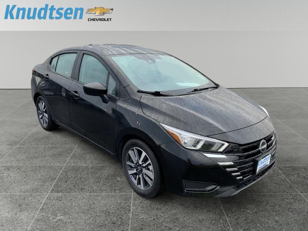 2023 Nissan Versa SV — photo 1 of 10