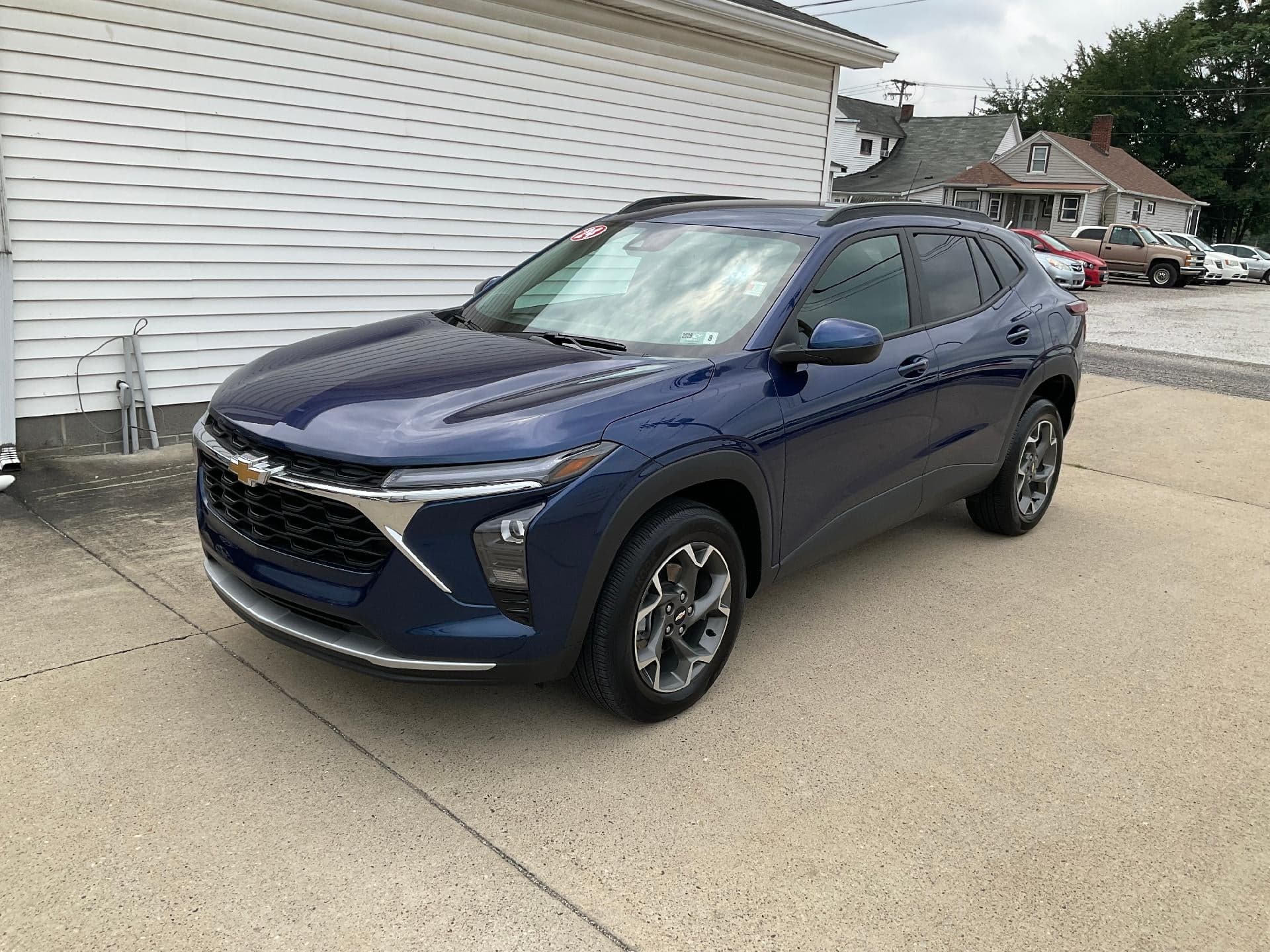 2024 Chevrolet Trax FWD 4dr LT — photo 1 of 29