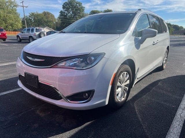 2018 Chrysler Pacifica Touring L — photo 1 of 5