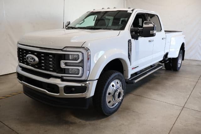 2027 Ford Super Duty F-450 DRW LARIAT — photo 1 of 5