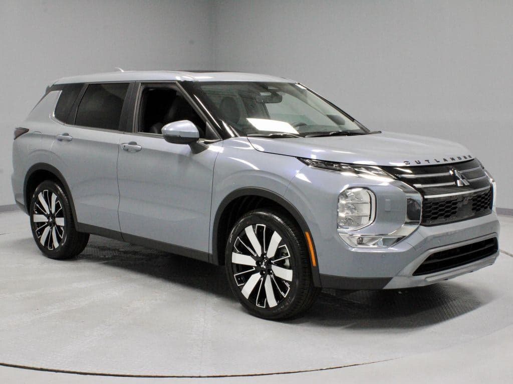 2026 Mitsubishi Outlander SE — photo 1 of 56