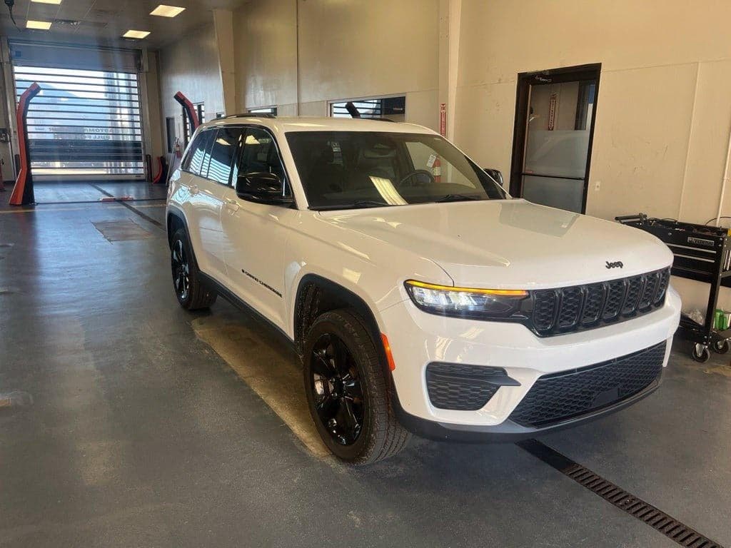 2024 Jeep Grand Cherokee Altitude — photo 1 of 27