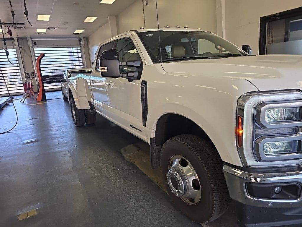 2026 Ford Super Duty F-350 DRW LARIAT — photo 1 of 5