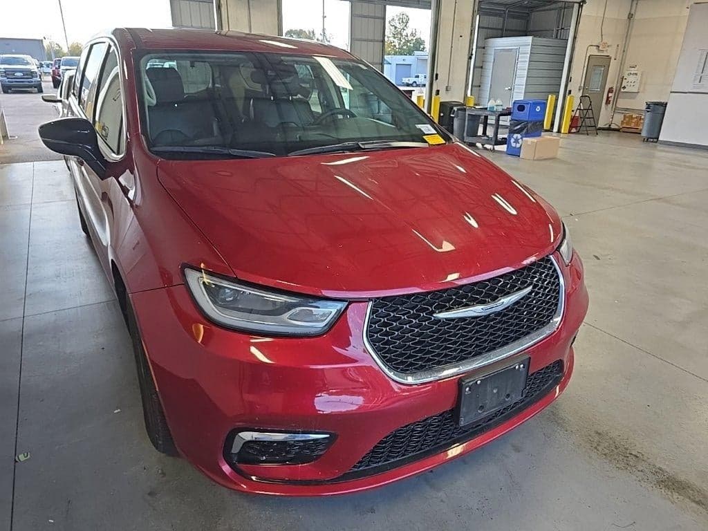 2024 Chrysler Pacifica Touring L — photo 1 of 5