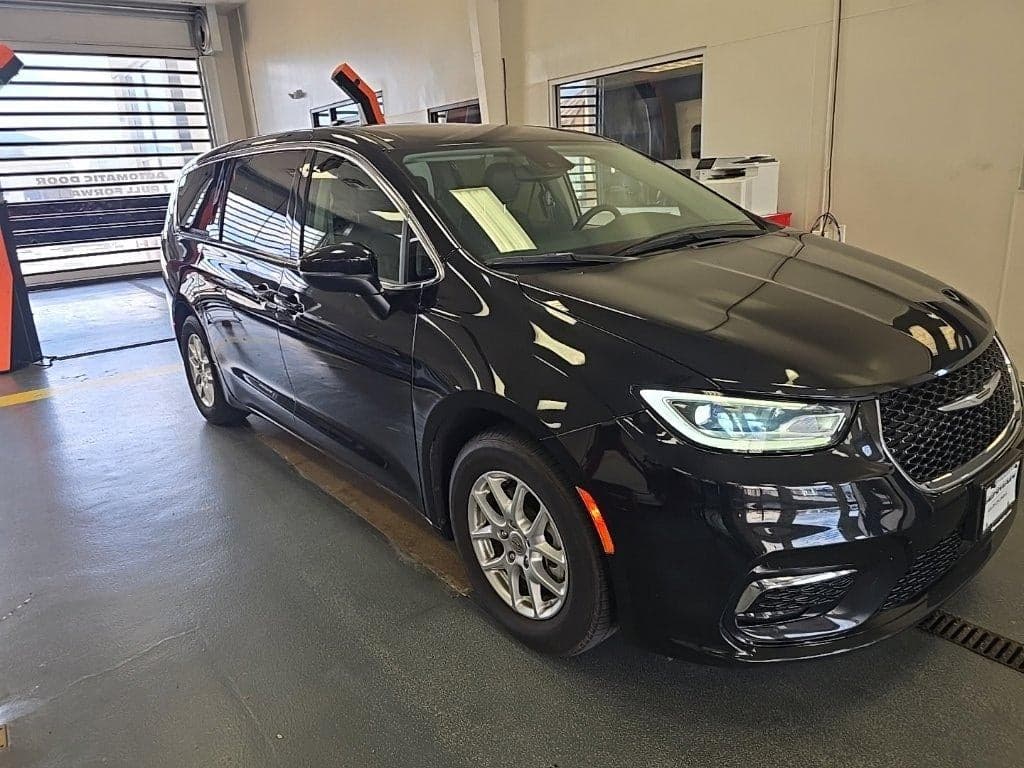 2023 Chrysler Pacifica Touring L — photo 1 of 27