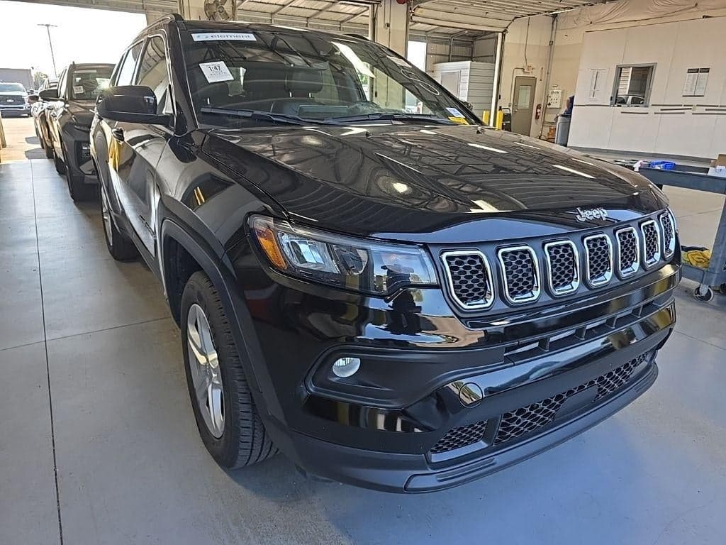 2023 Jeep Compass Latitude — photo 1 of 25