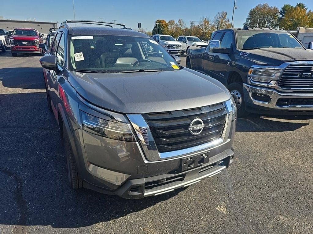 2024 Nissan Pathfinder SL — photo 1 of 5