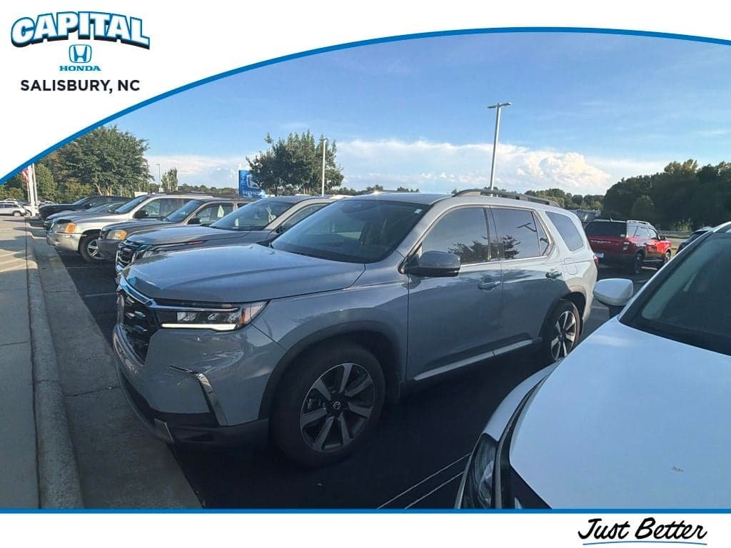 2025 Honda Pilot Touring — photo 1 of 6