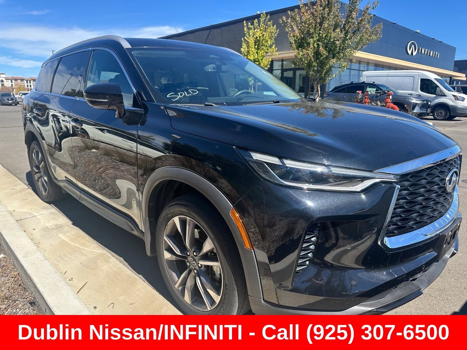 2023 INFINITI QX60 LUXE — photo 1 of 4