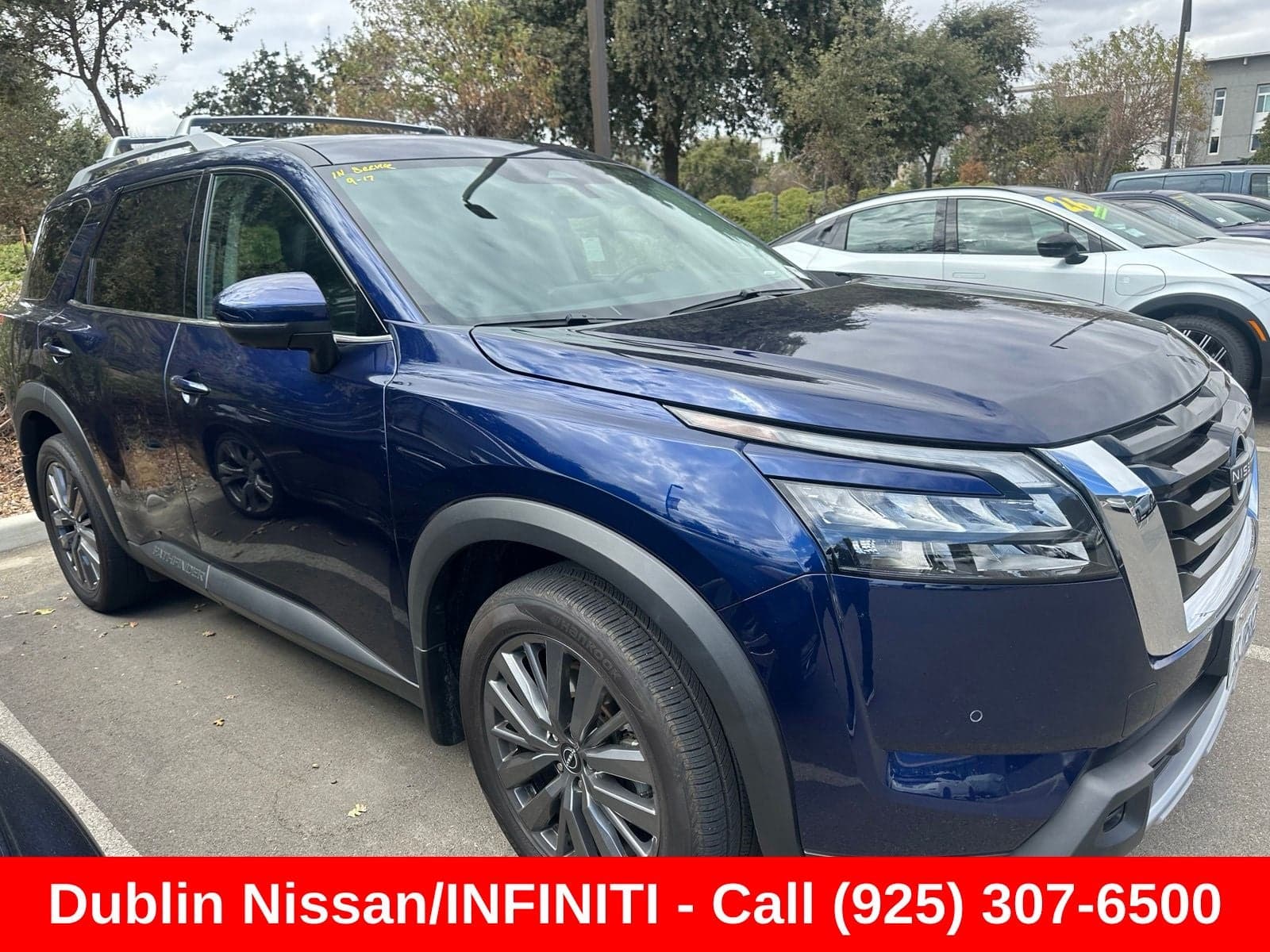 2025 Nissan Pathfinder SL — photo 1 of 4
