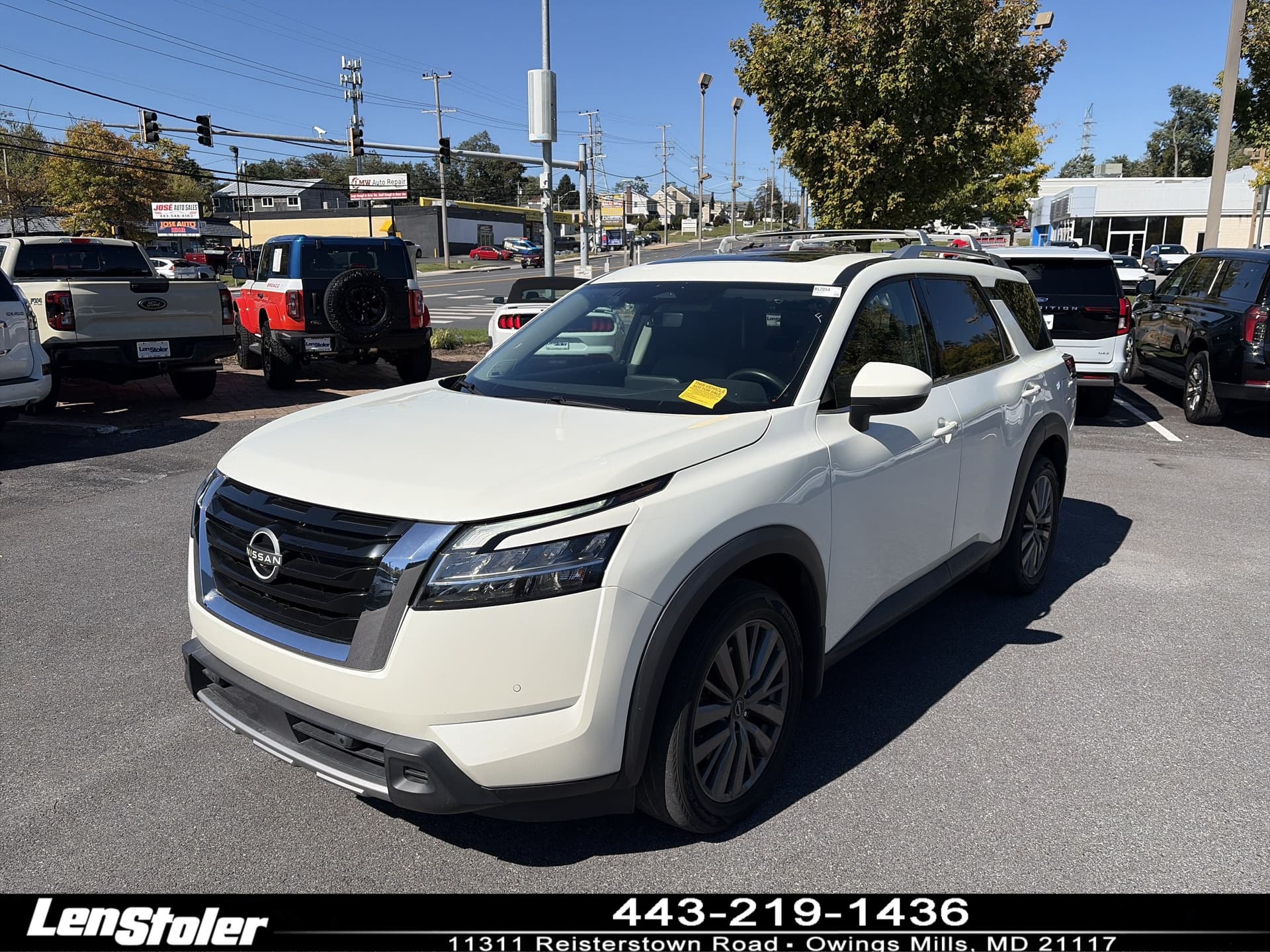 2023 Nissan Pathfinder SL — photo 1 of 5