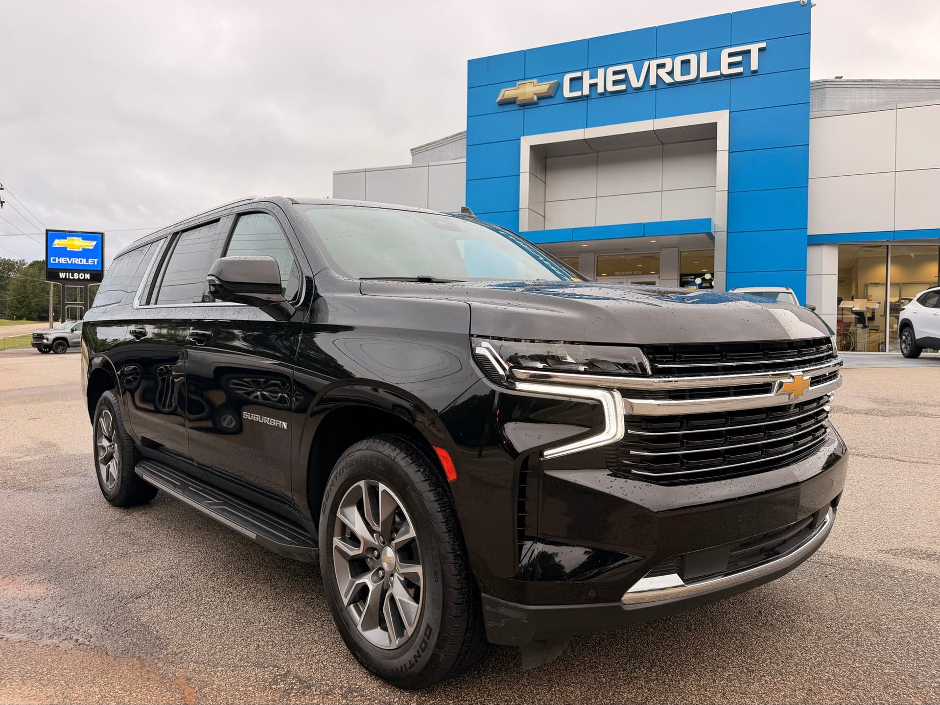 2024 Chevrolet Suburban LT — photo 1 of 36