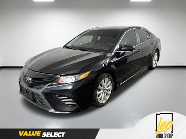 2020 Toyota Camry SE — photo 1 of 8