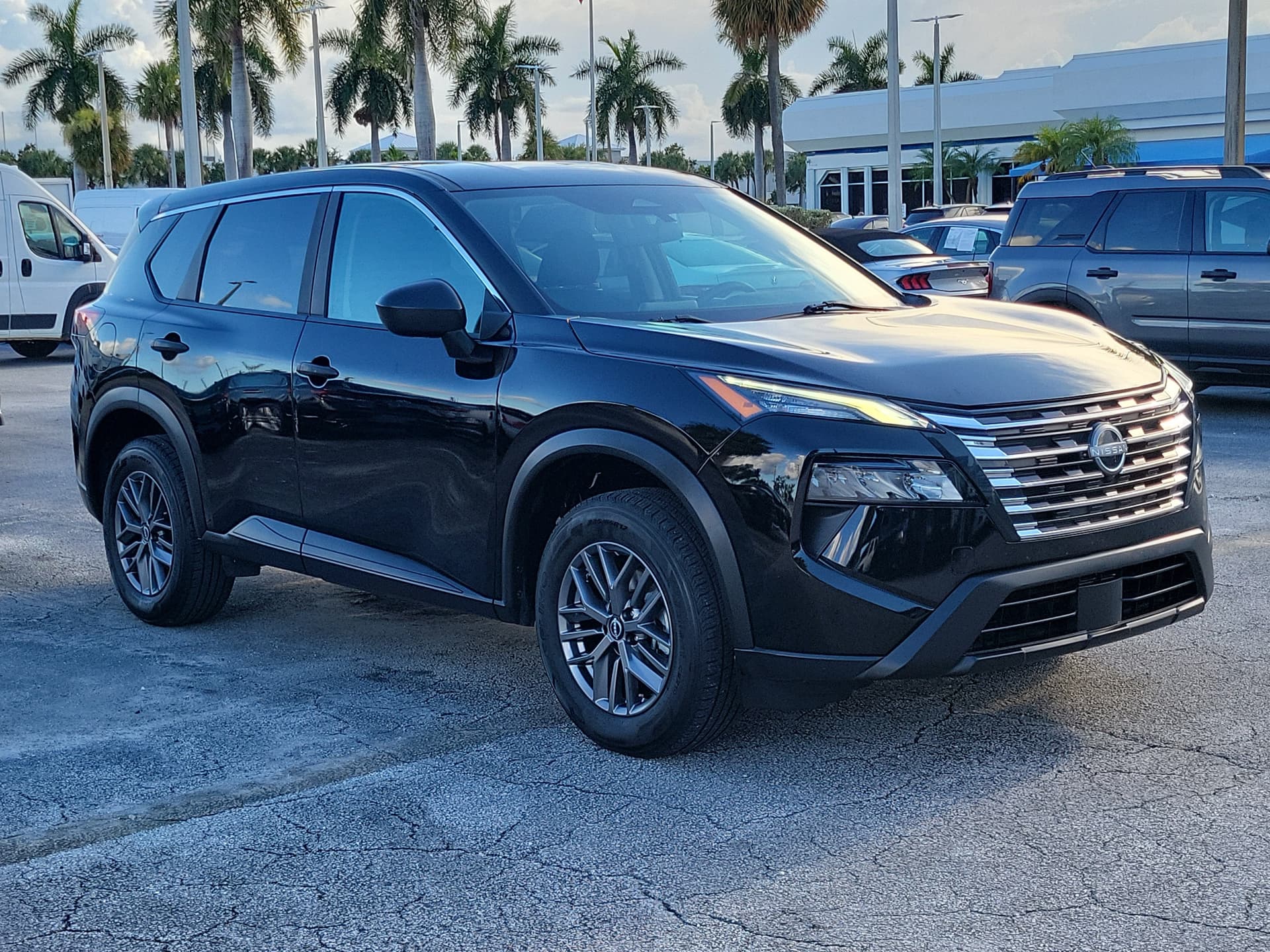 2024 Nissan Rogue S — photo 1 of 18