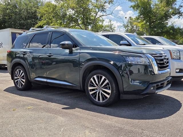 2022 Nissan Pathfinder Platinum — photo 1 of 10