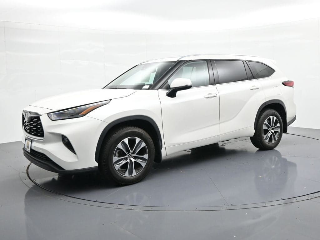 2021 Toyota Highlander XLE AWD — photo 1 of 38