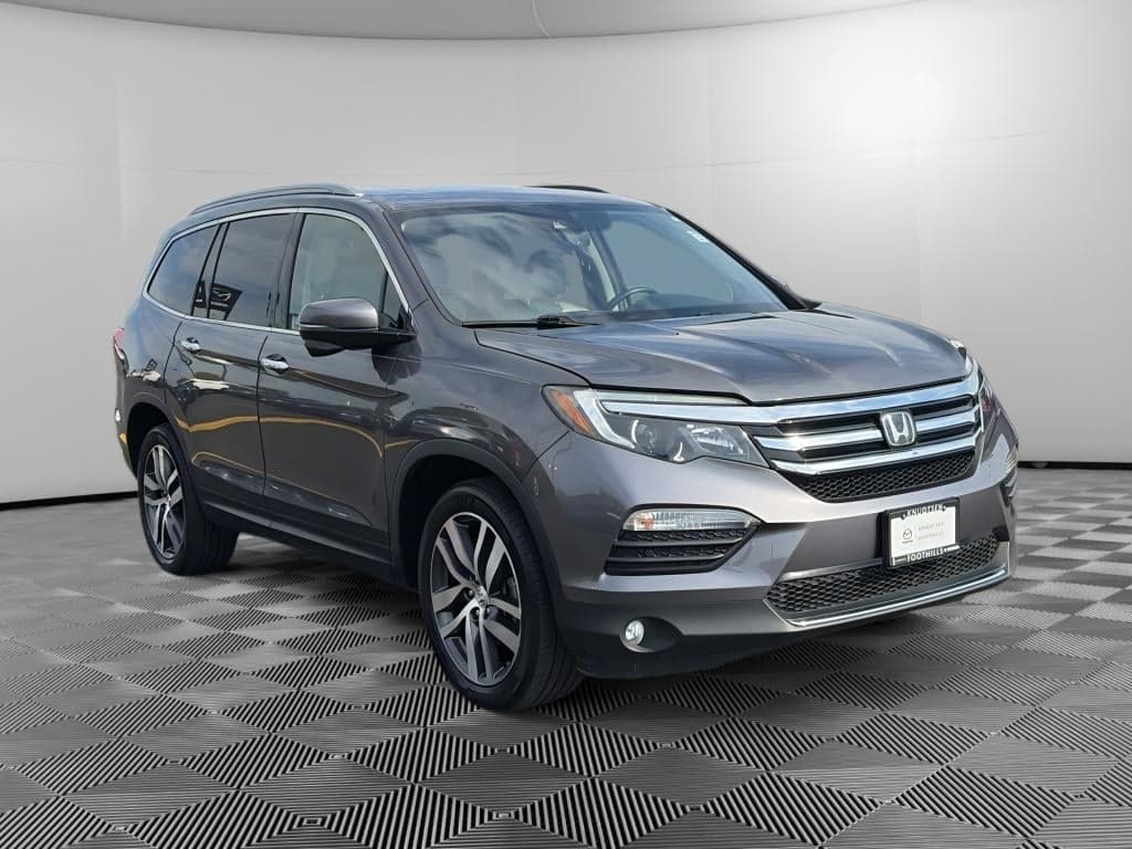2017 Honda Pilot Touring — photo 1 of 8