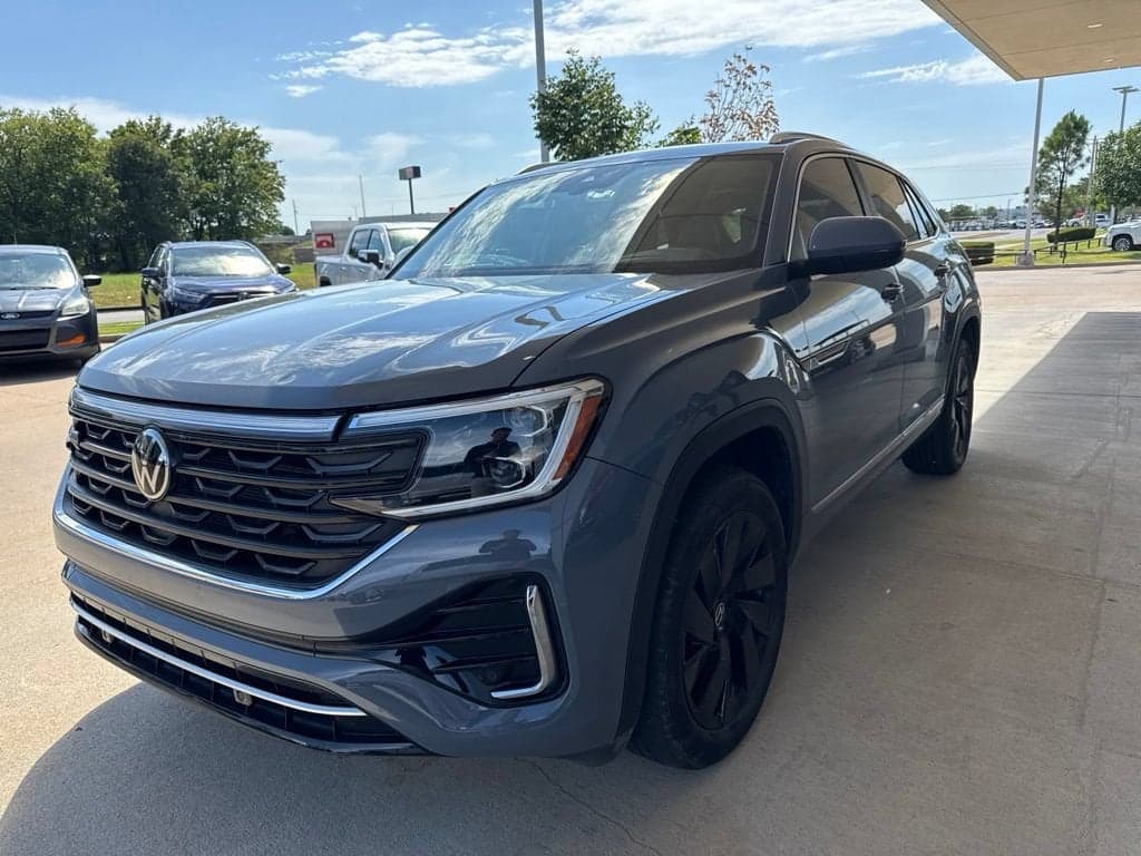 2024 Volkswagen Atlas Cross Sport 2.0T SEL R-Line — photo 1 of 14